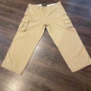 Men’s NEW WITH TAGS IZOD cargo pants. 40” waist 30” length.